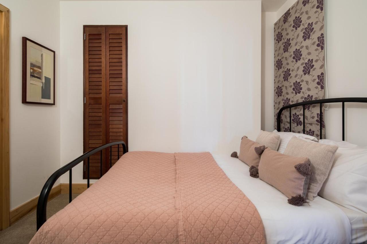 One Palace Gate Apartment